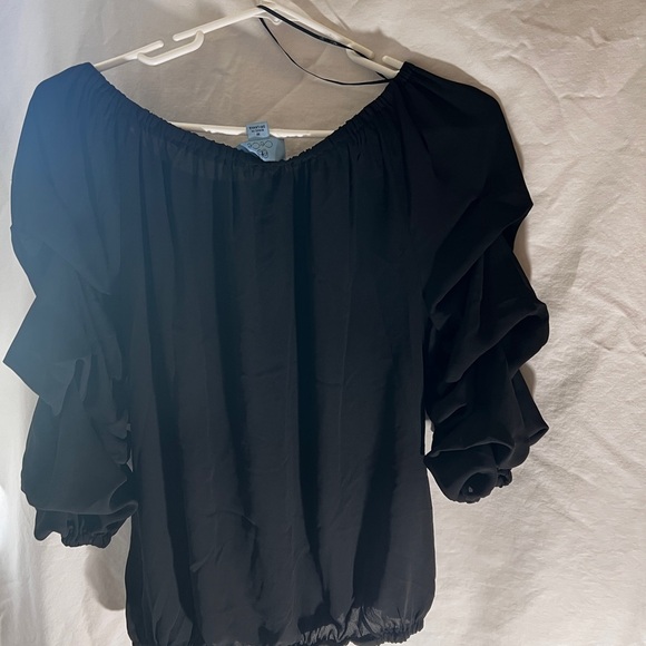 NWT CeCe Black Off-Shoulder ruffle sleeve blouse - Picture 2 of 6